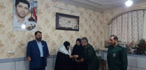 اهدا چفیه متبرک امام خامنه ای توسط سردار کمالی به همسر شهید سید نورخدا موسوی.