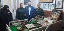 اهدا چفیه متبرک امام خامنه ای توسط سردار کمالی به همسر شهید سید نورخدا موسوی.