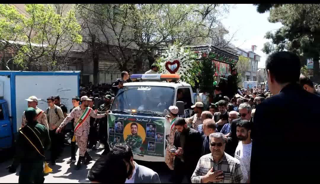 پیکرمطهر محسن روزبهانی شهید حمله تروریستی کنسولگری ایران در سوریه بر روی دستان مردم شهیدپرور بروجرد تشییع شد.